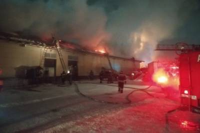 Крупный продуктовый склад горит в Омске