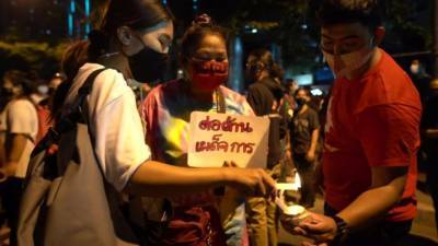 Жители Мьянмы устроили шумовой протест
