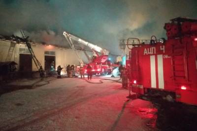 Пожарные ликвидировали открытое горение на складе в Омске