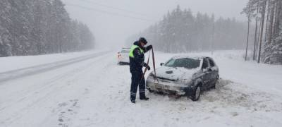 Инспекторы ДПС спасли водителя из "снежного плена" на трассе в Карелии