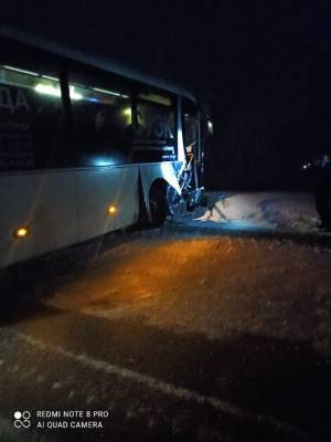 В пьяном ДТП с вахтовым автобусом в Кузбассе пострадали три человека