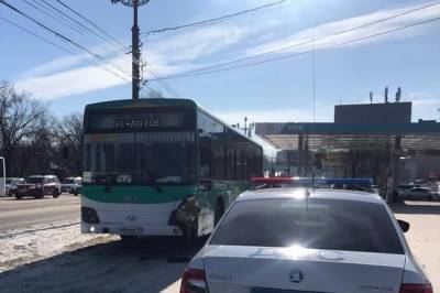 В Хабаровске в очереди за бензином автобус протаранил «Ауди»