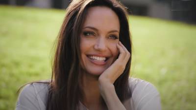 Анджелина Джоли вызвала "головокружение" своим видом без белья: "Моя любовь..."