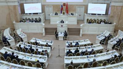 Мильон познаний: петербургским чиновникам повысят квалификацию за 25 млн рублей