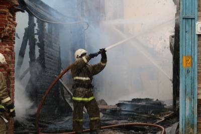 В Астраханском селе ночью загорелся жилой дом