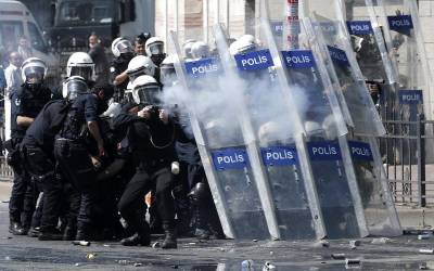 Полиция Турции применила слезоточивый газ против протестующих в Стамбуле