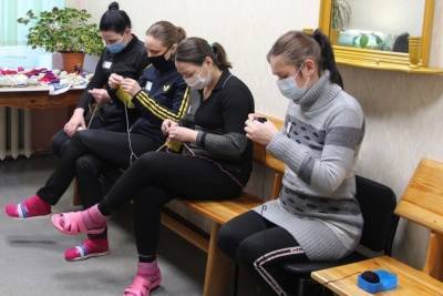 Осуждённые женщины в Карелии связали «28 петель» для недоношенных детей
