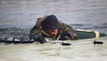 В Череповце трое рыбаков провалились под лед