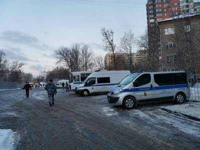 Полиция подогнала автозаки к суду, где Навального будут судить за «клевету на ветерана»