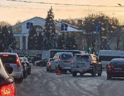 Авария в центре Смоленска создает затор на перекрестке