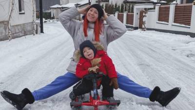 На санках: Светлана Тарабарова показала зимние развлечения с сыном – фото
