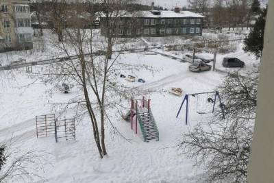В поселке Тверской области водители проложили дорогу через детскую площадку