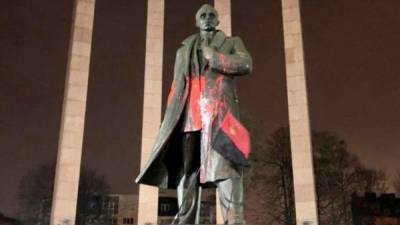 Во Львове неизвестные облили краской памятник Степану Бандере: фото