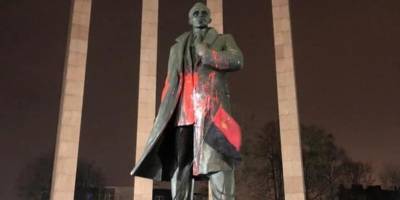 Памятник Степану Бандере во Львове облили красной краской - фото - ТЕЛЕГРАФ