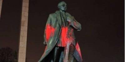 Во Львове неизвестные облили краской памятник Степану Бандере