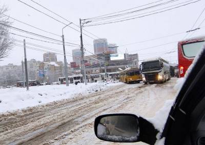 Застрявшие в снегу фуры парализовали движение в Дашково-Песочне