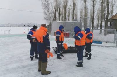 Спасатели напомнили зимним рыбакам о безопасности