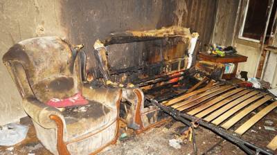 На Урале из-за курения на диване сгорела квартира, ее хозяйки погибли