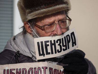 Три месяца выходит на пикет челябинский 83-летний пенсионер с маской "Цензура"