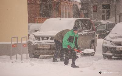В Твери жителей и организации наказывают за сброс снега на тротуары и дороги