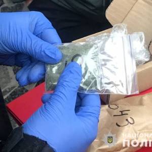 В Энергодаре возле почтового отделения задержали мужчину с наркотиками