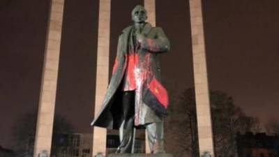 Во Львове неизвестные облили краской памятник Бандере