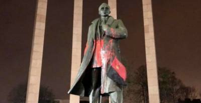 Во Львове осквернили памятник Бандере: вандалов зафиксировали камеры видеонаблюдения