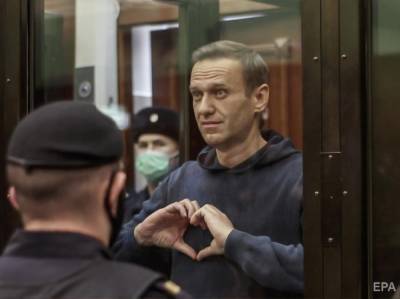 Навального доставили в суд, где будут рассматривать дело о клевете на ветерана