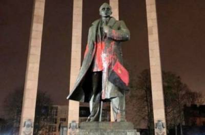 Во Львове осквернили памятник Бандере. Открыли дело