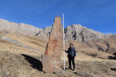 Стелу с неизученными петроглифами обнаружили в горах Ингушетии