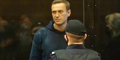 Ветерану не разрешили снять маску, хотя он был на суде Навального по видеосвязи из дома - ТЕЛЕГРАФ
