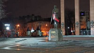 Во Львове памятник Бандере облили краской