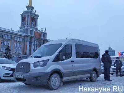Жительница Екатеринбурга привезла гроб с телом матери к зданию мэрии