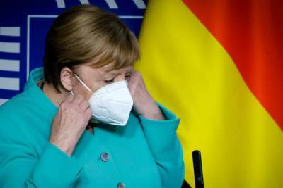 Меркель видит “слабый свет в конце туннеля” в борьбе с COVID-19