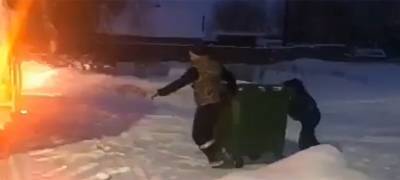 Из-за неубранных дорог работникам мусоровоза приходится таскать 100-килограммовые контейнеры по снегу (ВИДЕО)