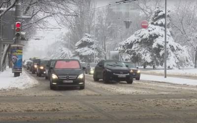 Резкий ветер и мороз: "Укравтодор" предупредил о ситуации на дорогах