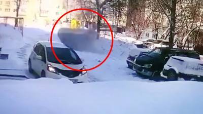 Ледяная глыба рухнула на автомобиль с водителем в Новосибирске