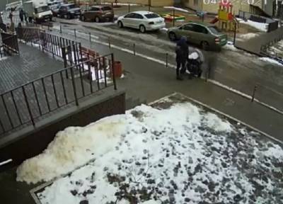 Единственный ребенок: в Воронеже парень с 17 этажа упал на коляску и убил малыша