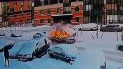 Автомобиль с водителем внутри взорвался под Петербургом. Видео