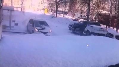 Две глыбы льда рухнули на только приобретенную машину в Новосибирске
