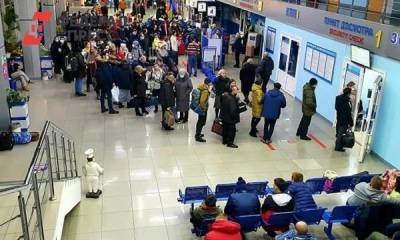Аэропорт Новокузнецка по утрам осаждают толпы пассажиров