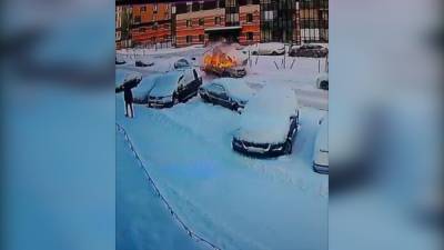 Автомобиль с водителем внутри взорвался в Ленинградской области.