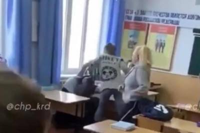 С ноги ей дай!: на Кубани засняли драку старшеклассниц