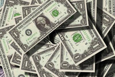 Доллар начал дешеветь: пора ли избавляться от валюты?