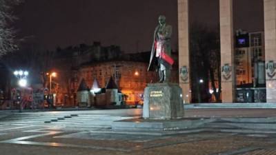 Во Львове неизвестные облили памятник Бандере красной краской