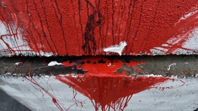 Вандалы облили красной краской памятник Бандере во Львове