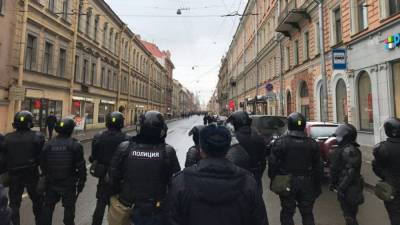 Кремль осуждает любые незаконные митинги