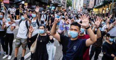 Имитация драки. Как Лондон и Пекин воюют за жителей Гонконга