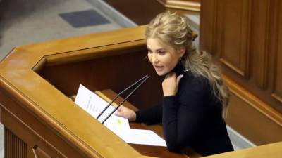 Шестидесятилетняя Тимошенко нарядилась в обтягивающее платье для визита в Раду