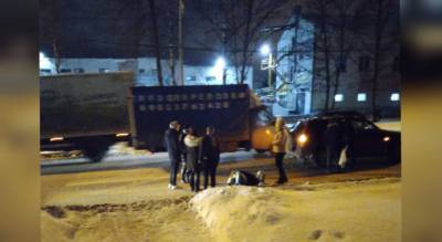 Толпа склонилась над девушкой: в Ярославле сбили человека на "адском" переходе